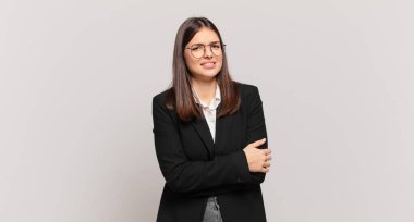 Genç iş kadını endişeli, hasta, hasta ve mutsuz hissediyor. Ağrılı bir mide ağrısı ya da grip geçiriyor.