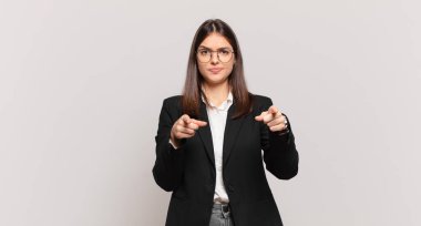 Genç bir iş kadını kameraya hem parmakları hem de kızgın bir ifadeyle sana görevini yapmanı söylüyor.