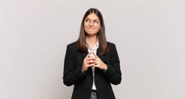 Genç iş kadını entrikalar ve komplolar kuruyor, hilekar hileler ve aldatmalar düşünüyor, kurnazlık ve ihanet