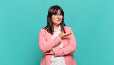 Genç iş kadını kafası karışık ve cahil hissediyor, şüpheli bir açıklama ya da düşünceyi merak ediyor.