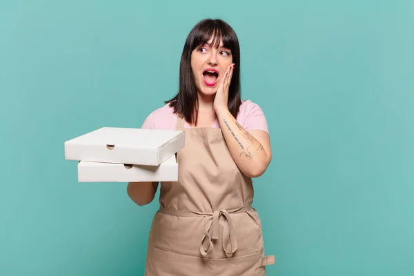 Joven Chef Mujer Sintiéndose Feliz Emocionado Sorprendido Mirando Lado Con —  Fotos de Stock