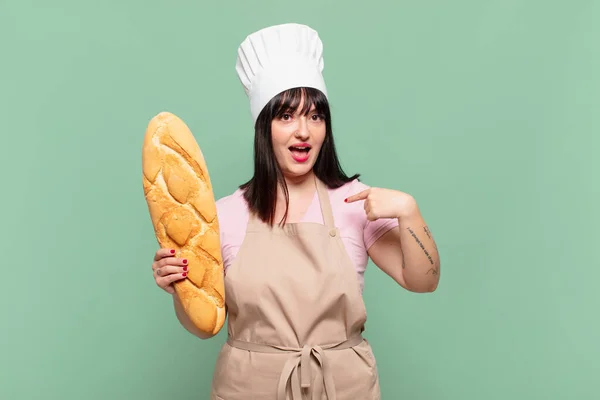 Jovem Chef Mulher Sentindo Feliz Surpreso Orgulhoso Apontando Para Mesmo — Fotografia de Stock