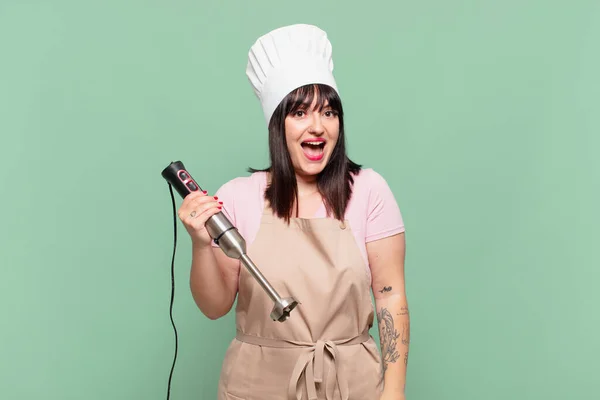Jeune Chef Femme Regardant Heureux Agréablement Surpris Excité Par Une — Photo