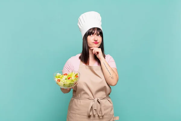 Jonge Chef Kok Vrouw Denken Gevoel Twijfelachtig Verward Met Verschillende — Stockfoto