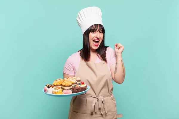 Jovem Chef Mulher Sentindo Chocado Animado Feliz Rindo Celebrando Sucesso — Fotografia de Stock