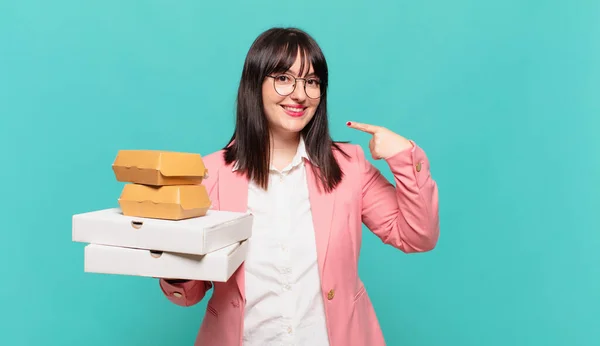 Jonge Zakenvrouw Glimlachend Vol Vertrouwen Wijzen Naar Een Eigen Brede — Stockfoto