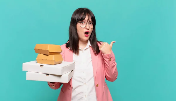 Jonge Zakenvrouw Kijken Verbaasd Ongeloof Wijzen Naar Object Zijkant Zeggen — Stockfoto