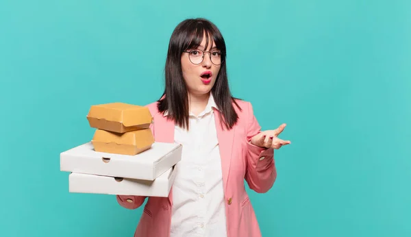 Jonge Zakenvrouw Voelt Zich Zeer Geschokt Verrast Angstig Paniekerig Met — Stockfoto