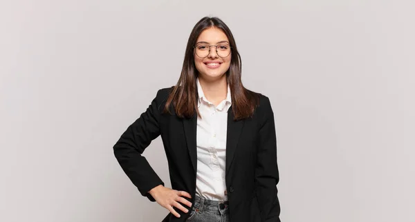 Jovem Mulher Negócios Sorrindo Feliz Com Uma Mão Quadril Confiante — Fotografia de Stock