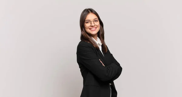 Joven Mujer Negocios Sonriendo Cámara Con Los Brazos Cruzados Una — Foto de Stock