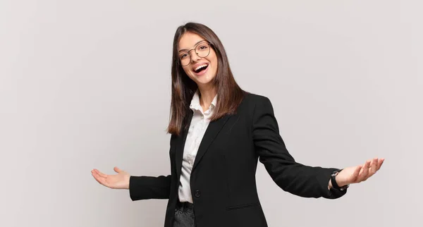 Mujer Negocios Joven Buscando Feliz Arrogante Orgulloso Satisfecho Mismo Sintiéndose — Foto de Stock