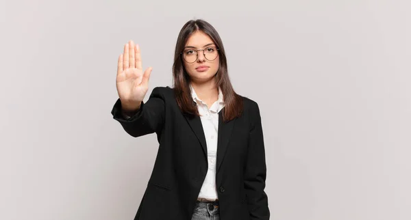 Jong Zakenvrouw Zoek Serieus Streng Ontevreden Boos Tonen Open Palm — Stockfoto