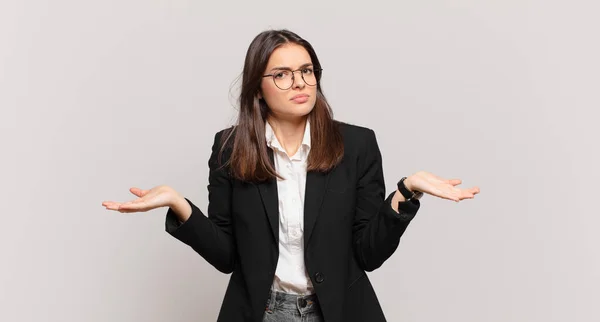 Jovem Mulher Negócios Olhando Confuso Confuso Estressado Perguntando Entre Diferentes — Fotografia de Stock