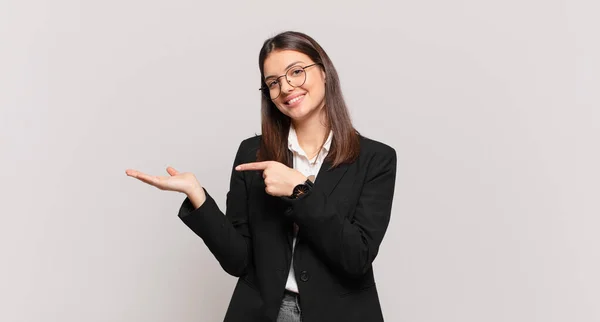 Ung Affärskvinna Leende Känna Sig Lycklig Bekymmerslös Och Nöjd Pekar — Stockfoto