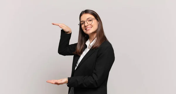 Jovem Empresária Sorrindo Sentindo Feliz Positiva Satisfeita Segurando Mostrando Objeto — Fotografia de Stock