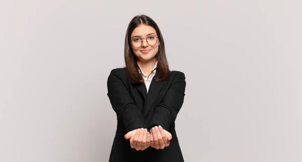 Jovem Mulher Negócios Sorrindo Feliz Com Amigável Confiante Olhar Positivo — Fotografia de Stock