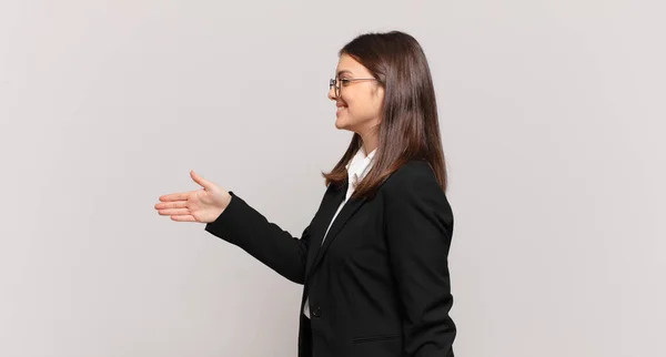 Junge Geschäftsfrau Lächelt Begrüßt Sie Und Reicht Ihnen Die Hand — Stockfoto