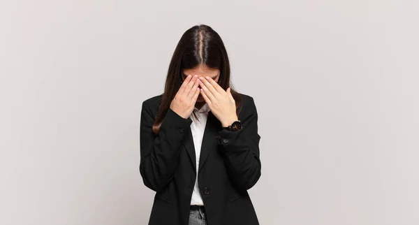 Jovem Empresária Sentindo Triste Frustrada Nervosa Deprimida Cobrindo Rosto Com — Fotografia de Stock