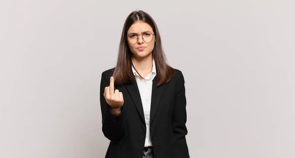 Joven Mujer Negocios Sintiéndose Enojada Molesta Rebelde Agresiva Volteando Dedo — Foto de Stock