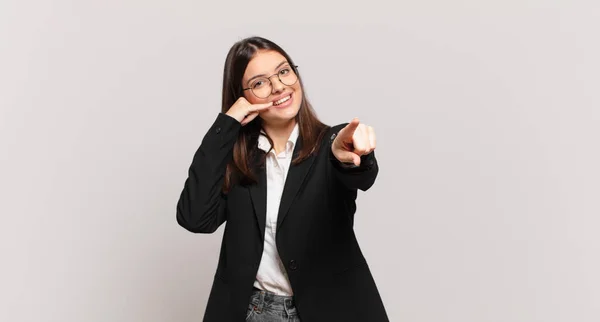 Jovem Mulher Negócios Sorrindo Alegremente Apontando Para Câmera Fazer Uma — Fotografia de Stock