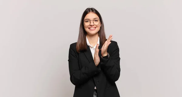 Ung Affärskvinna Känner Sig Glad Och Framgångsrik Ler Och Klappar — Stockfoto