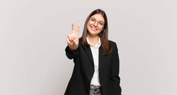 Młoda Kobieta Biznesu Uśmiecha Się Wygląda Przyjaźnie Pokazując Numer Dwa — Zdjęcie stockowe