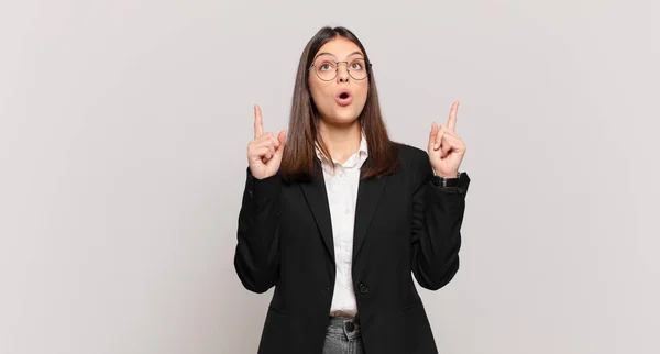 Joven Mujer Negocios Mirando Sorprendida Asombrada Con Boca Abierta Apuntando — Foto de Stock