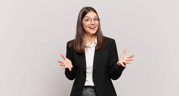 Jovem Mulher Negócios Sentindo Feliz Surpreso Sortudo Surpreso Como Dizer — Fotografia de Stock