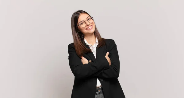 Jovem Mulher Negócios Rindo Feliz Com Braços Cruzados Com Uma — Fotografia de Stock