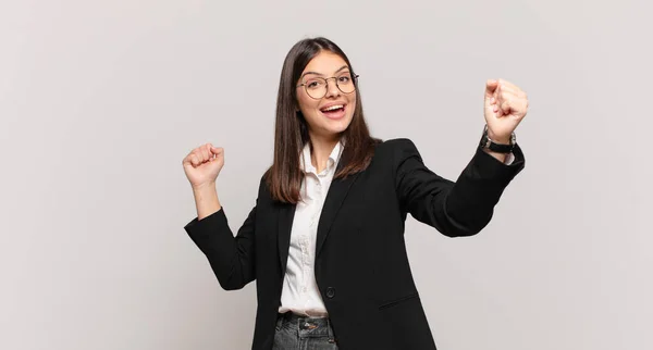 Młoda Kobieta Biznesu Krzyczy Triumfalnie Wyglądając Jak Podekscytowany Szczęśliwy Zaskoczony — Zdjęcie stockowe