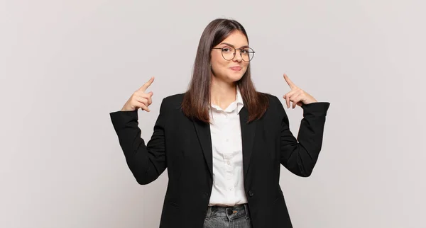 Joven Mujer Negocios Con Una Mala Actitud Que Orgullosa Agresiva — Foto de Stock