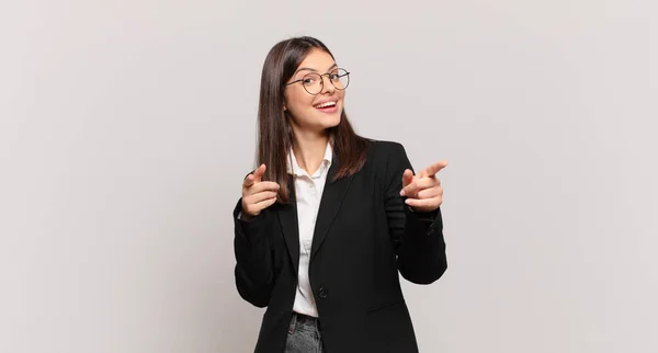 Jovem Mulher Negócios Sorrindo Com Uma Atitude Positiva Bem Sucedida — Fotografia de Stock