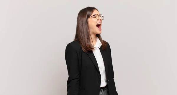 Mladá Podnikatelka Zuřivě Křičí Agresivně Křičí Vypadá Vystresovaně Rozzlobeně — Stock fotografie
