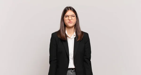 Junge Geschäftsfrau Die Mit Einem Albernen Gesichtsausdruck Dumm Und Lustig — Stockfoto