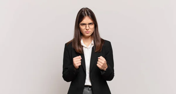 Νεαρή Επιχειρηματίας Που Αναζητούν Αυτοπεποίθηση Θυμωμένος Ισχυρός Και Επιθετικός Γροθιές — Φωτογραφία Αρχείου