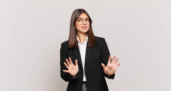 Jonge Zakenvrouw Voelt Zich Doodsbang Trekt Zich Terug Schreeuwt Van — Stockfoto