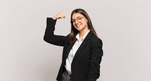 Ung Affärskvinna Känner Sig Glad Nöjd Och Kraftfull Flexing Passform — Stockfoto