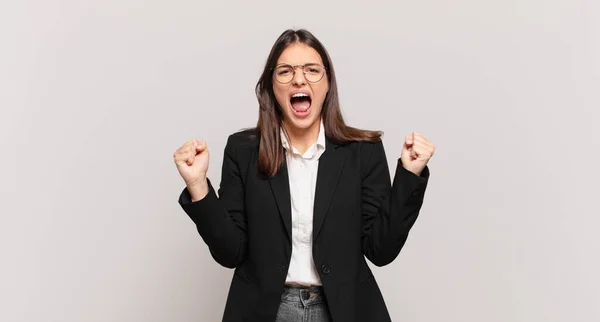 Giovane Donna Affari Che Grida Aggressivamente Con Espressione Arrabbiata Con — Foto Stock