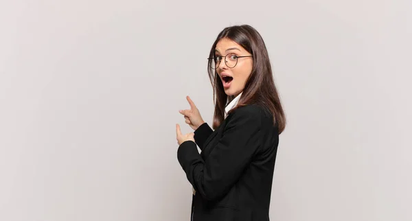 Young Business Woman Feeling Shocked Surprised Pointing Copy Space Side — Stock Photo, Image