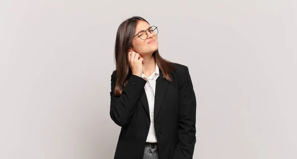 Jovem Empresária Sentindo Estressada Frustrada Cansada Esfregando Pescoço Doloroso Com — Fotografia de Stock
