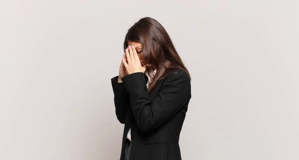 Jovem Mulher Negócios Cobrindo Olhos Com Mãos Com Olhar Triste — Fotografia de Stock