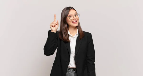 Młoda Kobieta Biznesu Czuje Się Jak Szczęśliwy Podekscytowany Geniusz Realizacji — Zdjęcie stockowe