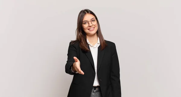 Jovem Mulher Negócios Sorrindo Olhando Feliz Confiante Amigável Oferecendo Aperto — Fotografia de Stock