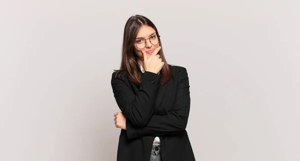 Young Business Woman Looking Serious Thoughtful Distrustful One Arm Crossed — Stock Photo, Image