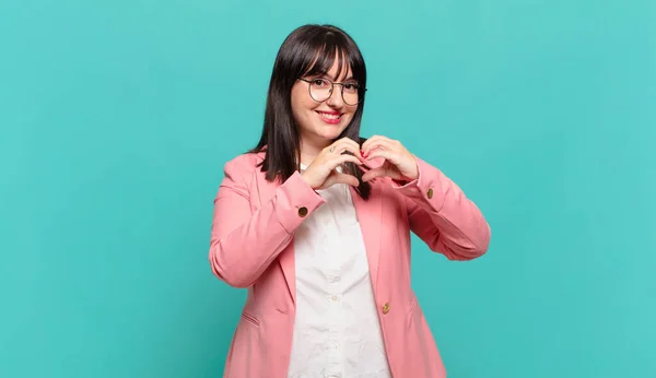 Jovem Mulher Negócios Sorrindo Sentindo Feliz Bonito Romântico Apaixonado Fazendo — Fotografia de Stock