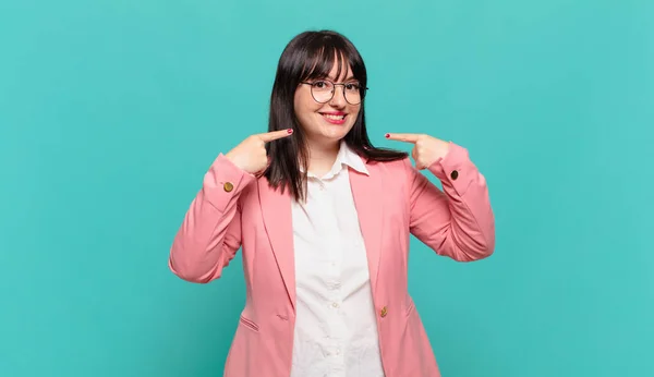 Jovem Mulher Negócios Sorrindo Confiantemente Apontando Para Próprio Sorriso Largo — Fotografia de Stock