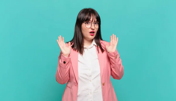 Giovane Donna Affari Guardando Scioccato Stupito Con Mascella Caduto Sorpresa — Foto Stock