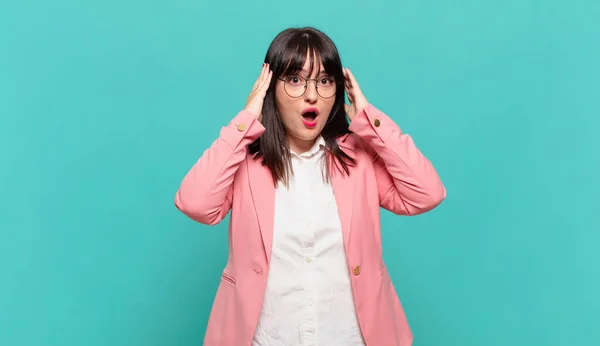 若いビジネスの女性がショックを受けたり怖がったり心配したり口を開けて両手で耳を覆い — ストック写真