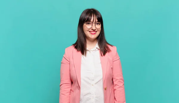 Jovem Mulher Negócios Sorrindo Alegre Casualmente Com Uma Expressão Positiva — Fotografia de Stock