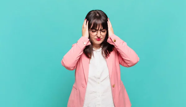 Jonge Zakenvrouw Die Zich Gestrest Gefrustreerd Voelt Handen Omhoog Houdt — Stockfoto